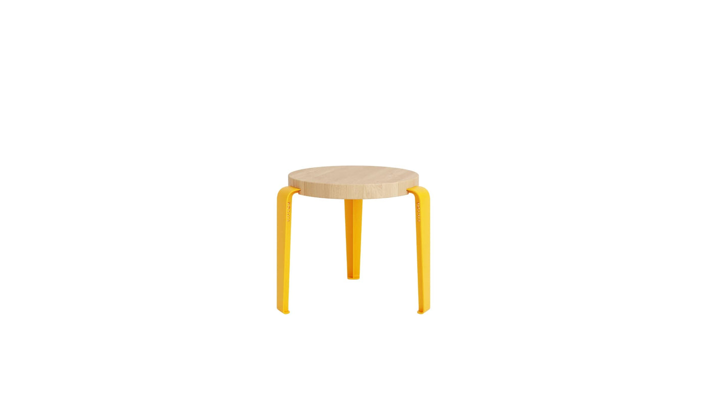 Tabouret enfant Tiptoe avec assise en bois clair et pieds jaunes sur fond blanc
