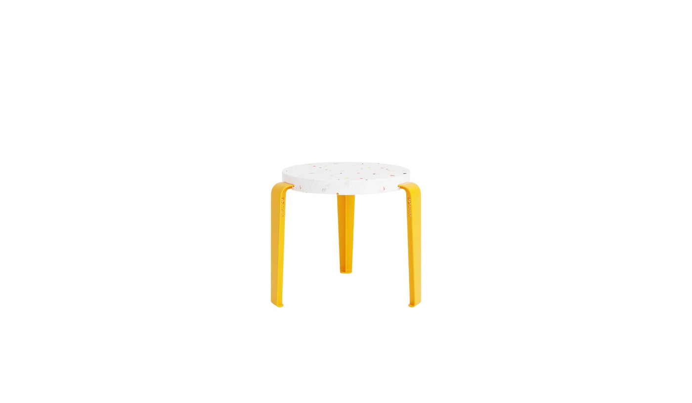 Tabouret enfant Tiptoe avec assise en plastique recyclé et pieds jaunes sur fond blanc