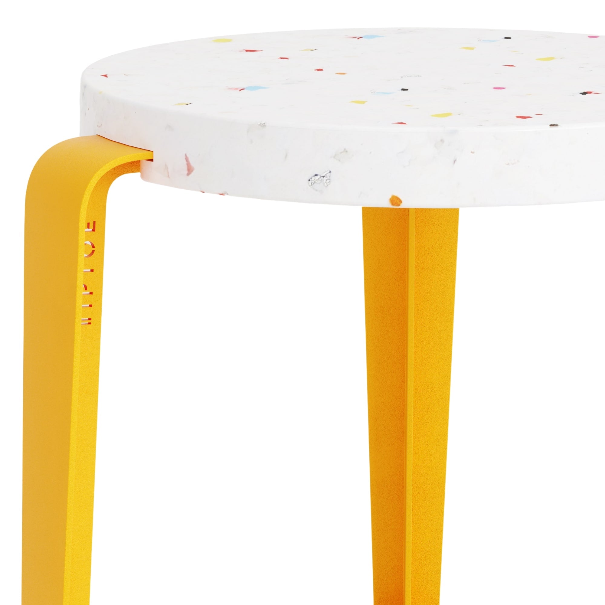 Détail d’un tabouret enfant Tiptoe en plastique recyclé blanc avec éclats colorés et pieds en acier jaune