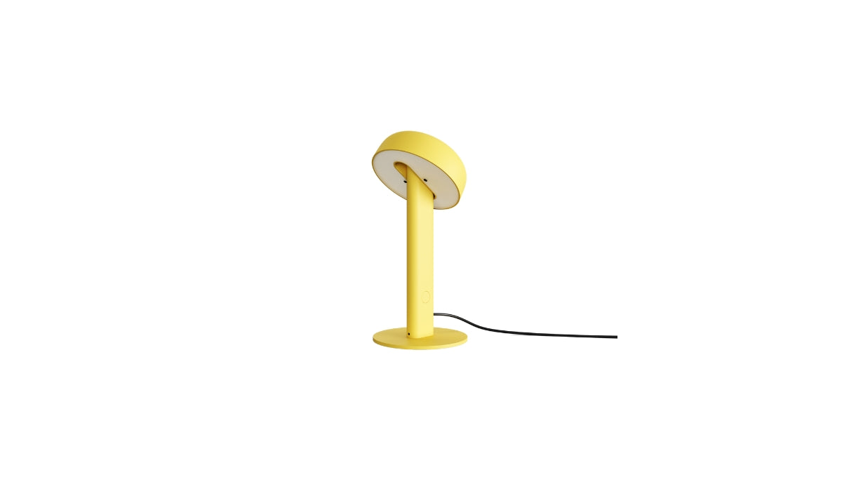 Lampe de table Nod en métal jaune, base ronde et tête inclinée, éteinte