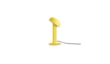 Lampe de table Nod en métal jaune, base ronde et tête inclinée, vue latérale