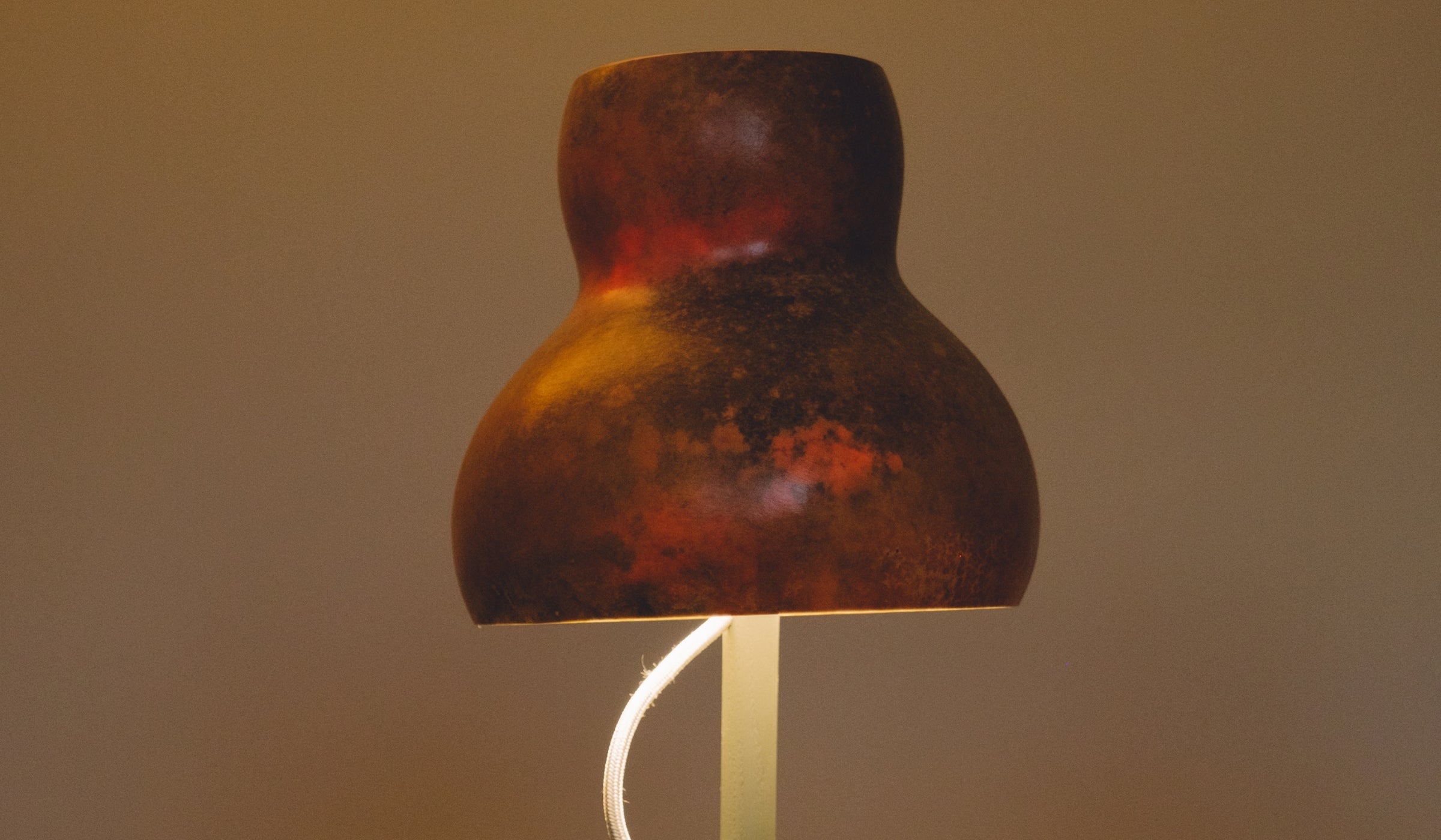 Lampe de table-Déra - Lampe de table en citrouille sèche, finition frêne blanc et laiton--NOVINEA-MARGART