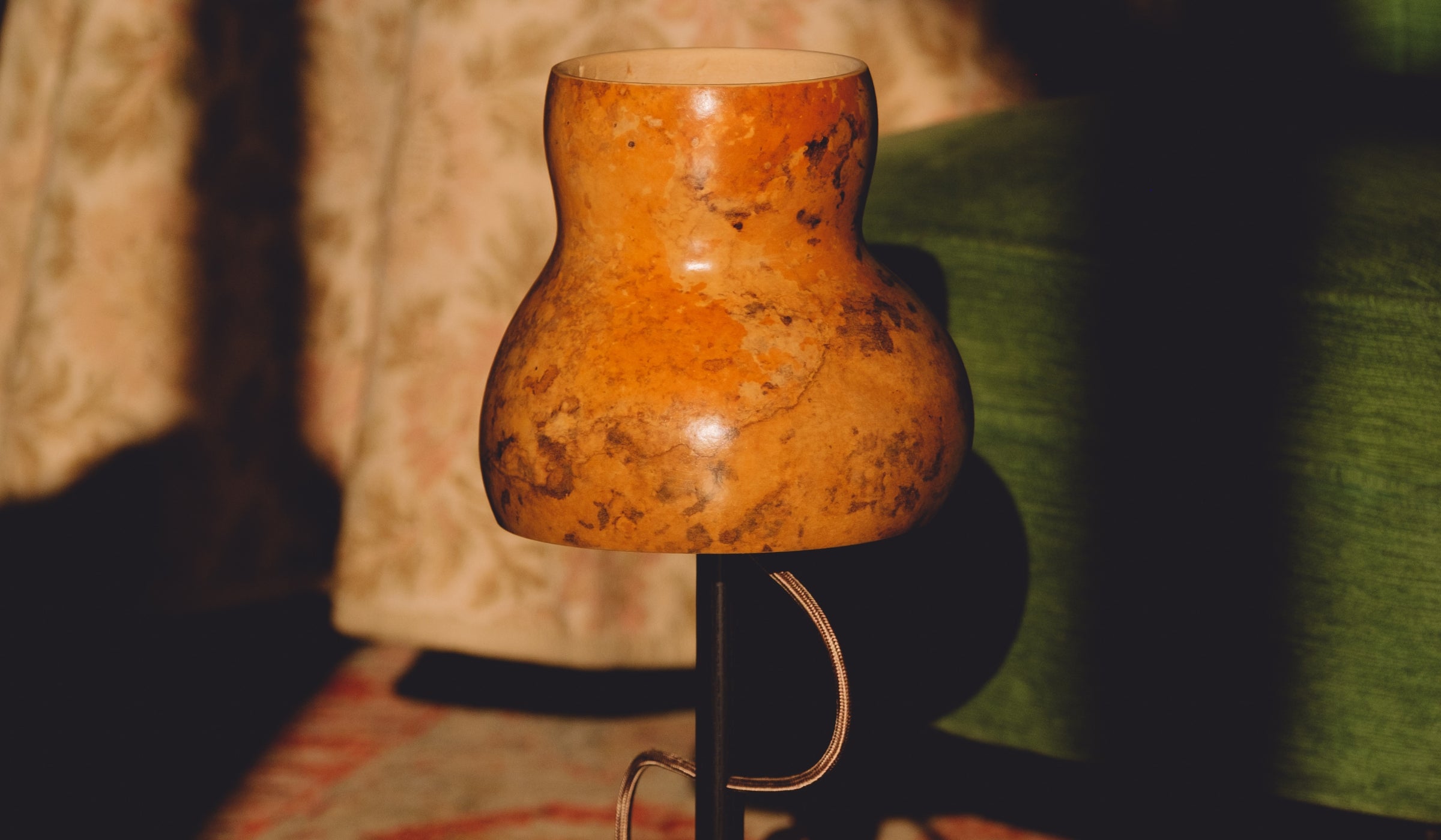Lampe de table-Déra - Lampe de table en citrouille sèche, finition frêne marron foncé et laiton--NOVINEA-MARGART