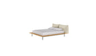 Lit Platform de Wewood en bois massif de chêne, avec tête de lit textile intégrée, vu de trois quarts sur fond blanc