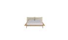 Lit Platform de Wewood en bois massif de chêne, avec tête de lit textile intégrée, vu de face sur fond blanc