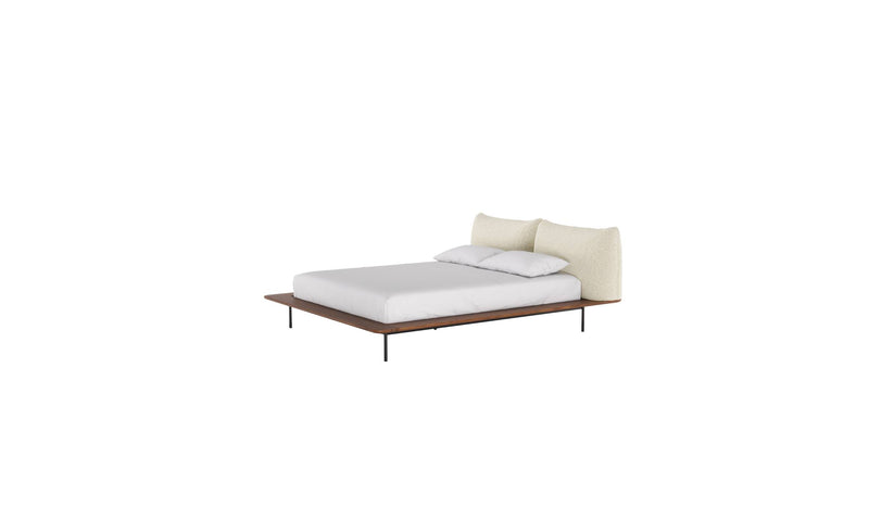 Lit Platform de Wewood en bois massif de noyer, avec tête de lit textile intégrée, vu de trois quarts sur fond blanc