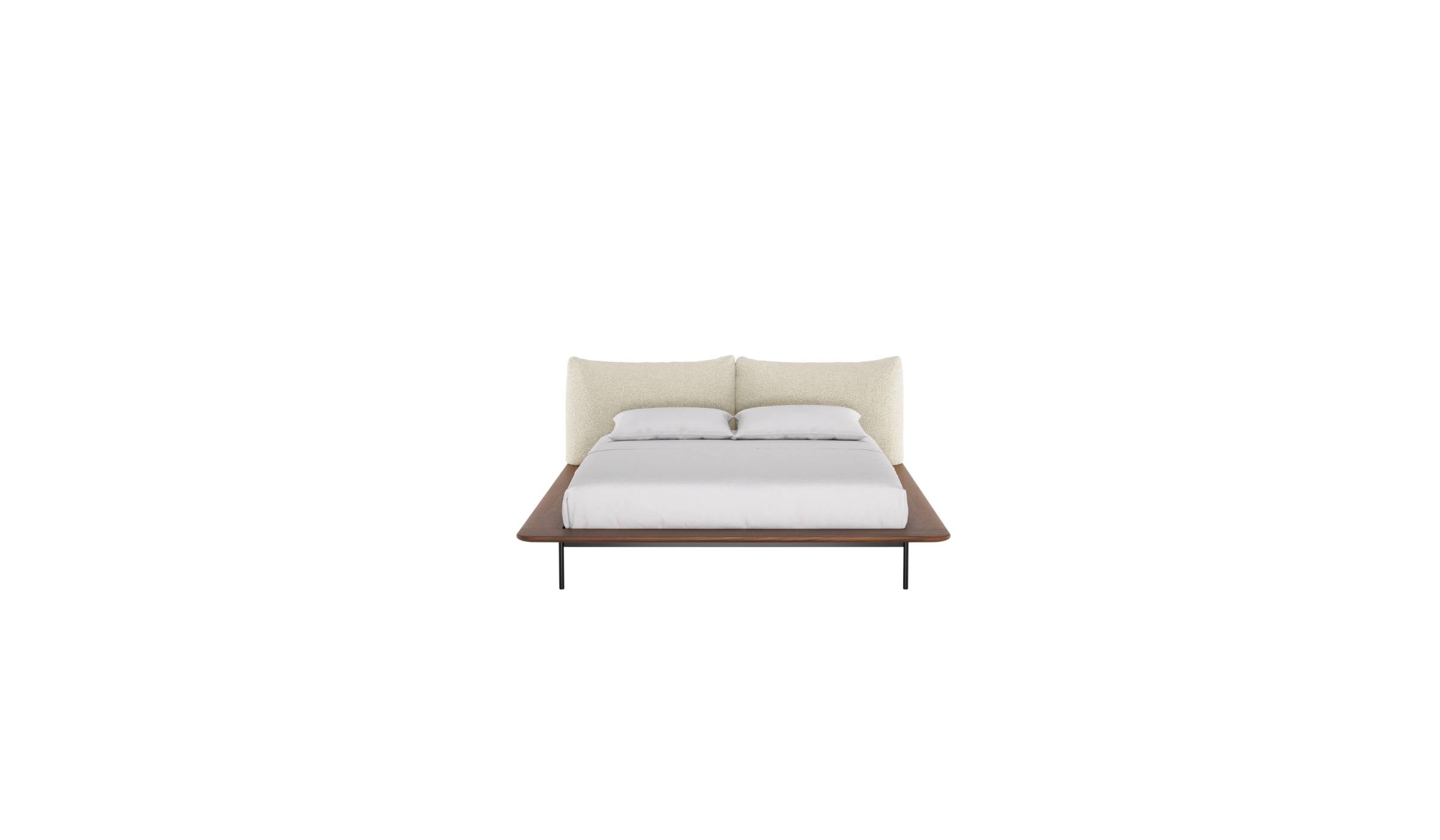 Lit Platform de Wewood en bois massif de noyer, avec tête de lit textile intégrée, vu de face sur fond blanc