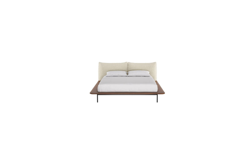Lit Platform de Wewood en bois massif de noyer, avec tête de lit textile intégrée, vu de face sur fond blanc
