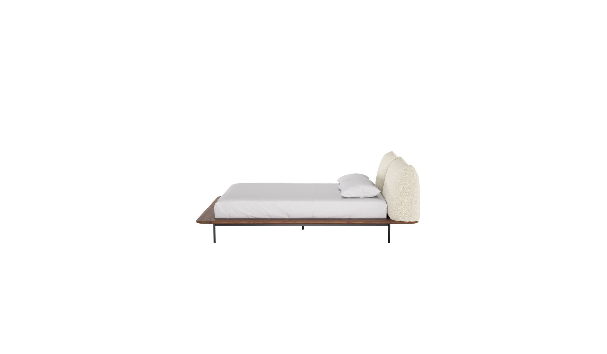 Lit Platform de Wewood en bois massif de noyer, avec tête de lit textile intégrée, vue latérale sur fond blanc