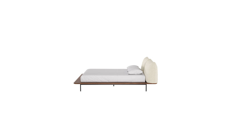Lit Platform de Wewood en bois massif de noyer, avec tête de lit textile intégrée, vue latérale sur fond blanc