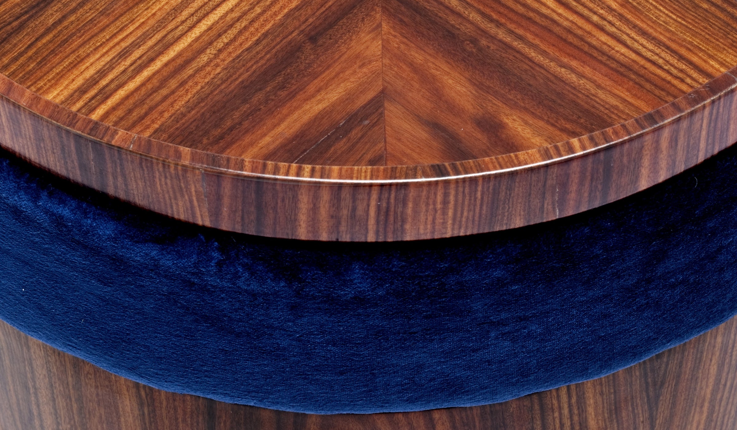 Lune A - Pouf en velours bleu, en bois de fer et laiton poli