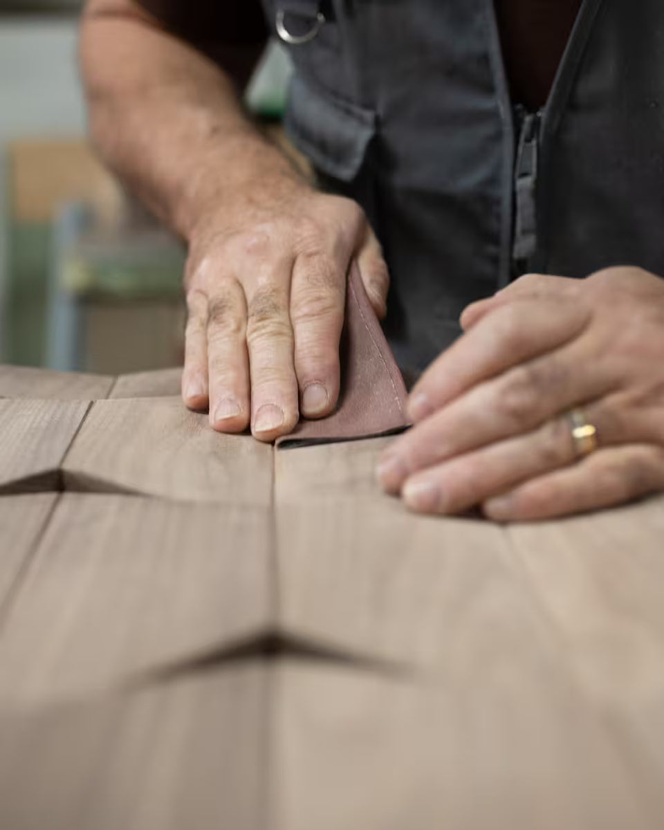 Travail artisanal du bois certifié FSC pour la fabrication de mobilier responsable et durable.