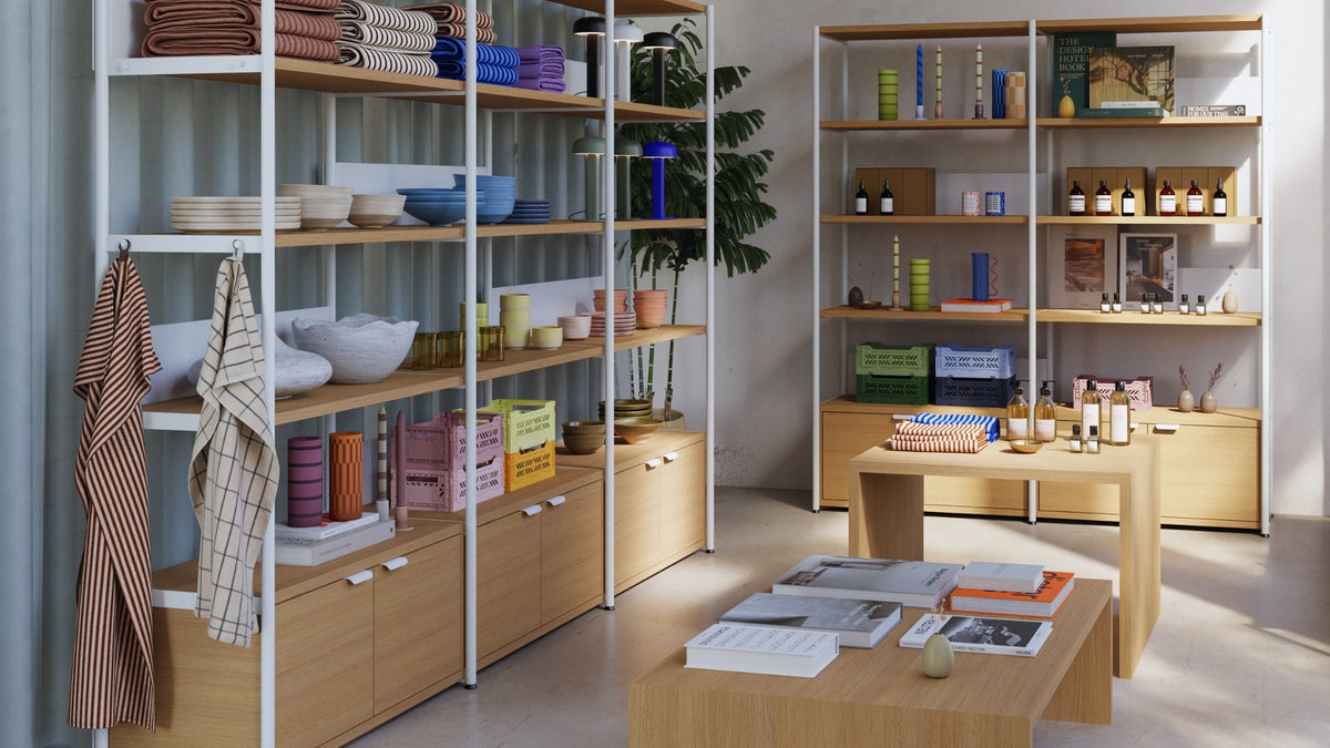 boutique aménagée avec des rangements flexibles en bois et métal pour un design minimaliste