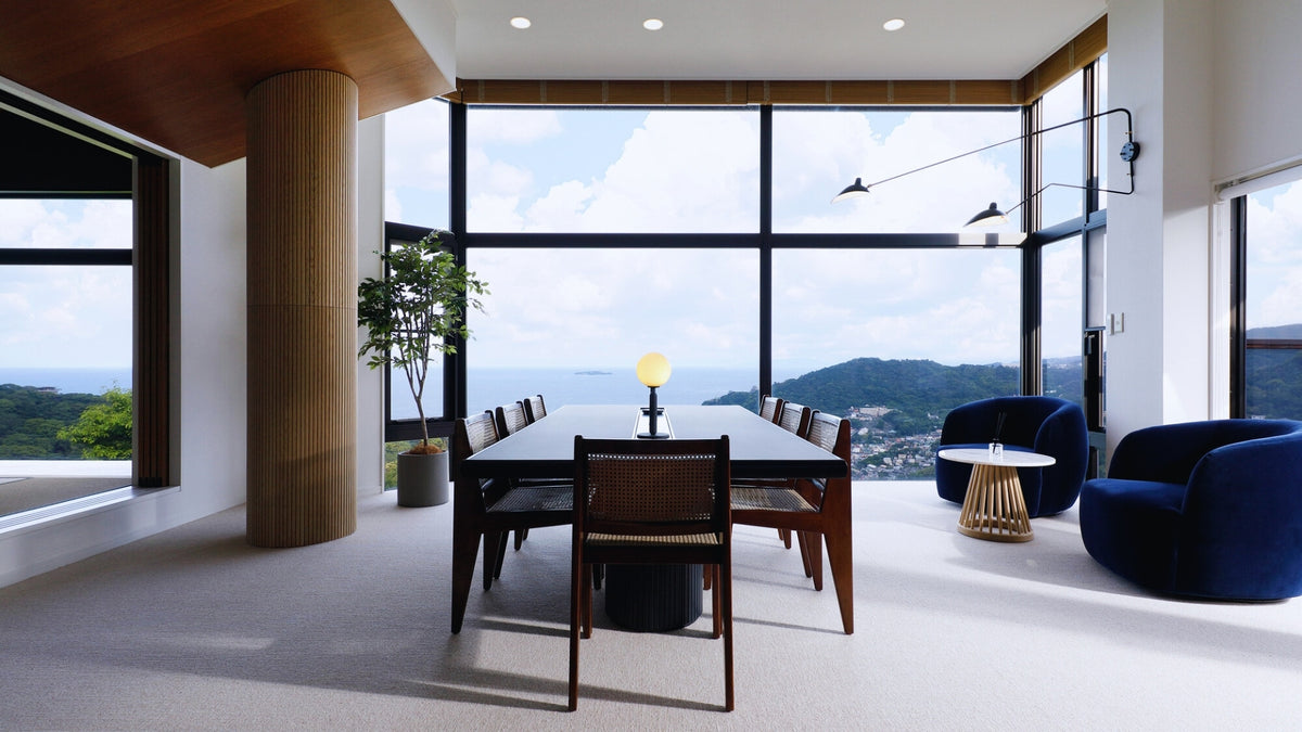 salon salle à manger aménagé avec du mobilier en bois et des fauteuils en velours