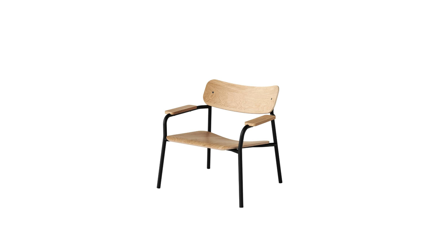 Fauteuil en bois naturel et structure noire, présenté en vue de trois-quart face sur fond blanc.