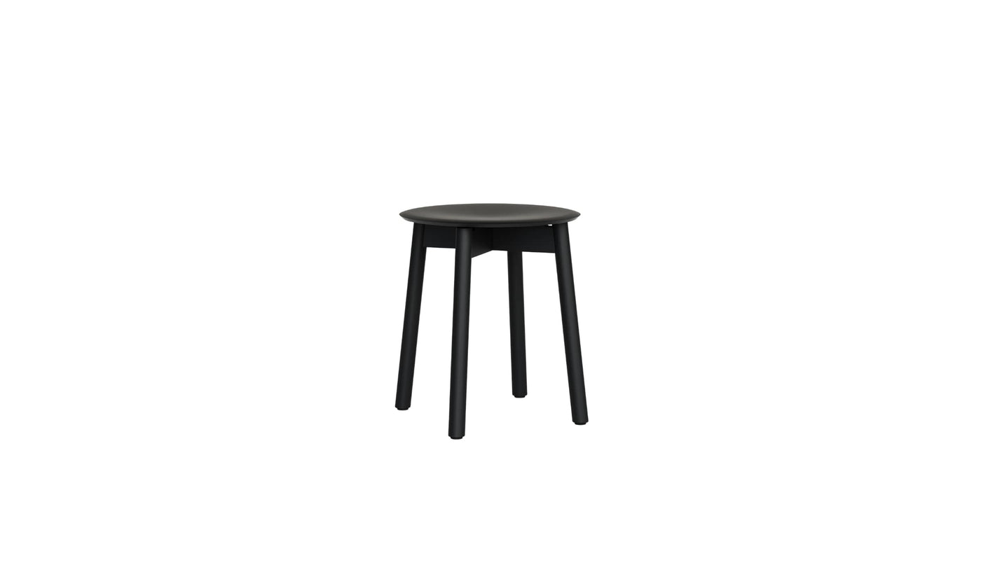 Tabouret en bois massif peint en noir sur fond blanc, design minimaliste signé Tiptoe