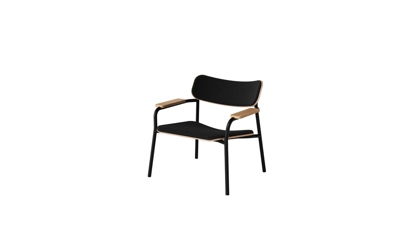 Fauteuil noir avec structure en métal noir, accoudoirs en bois clair, assise et dossier rembourrés en tissu noir, présenté sur fond blanc.