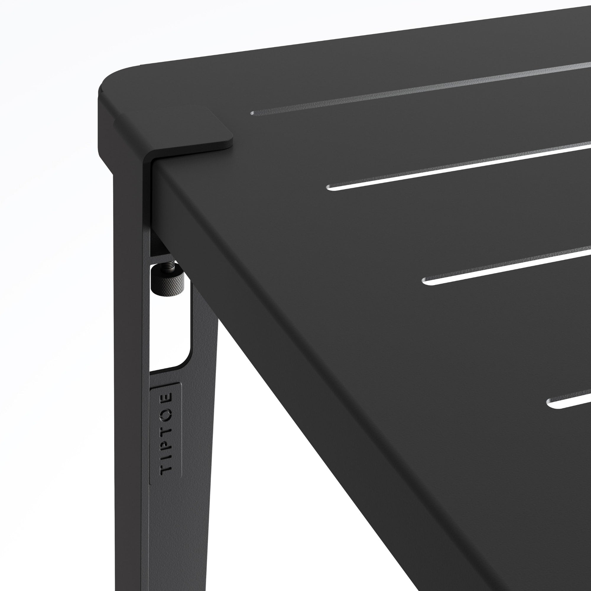 Zoom sur l’angle de la table de jardin Tiptoe en métal noir graphite, montrant le système de fixation du pied et les rainures du plateau.