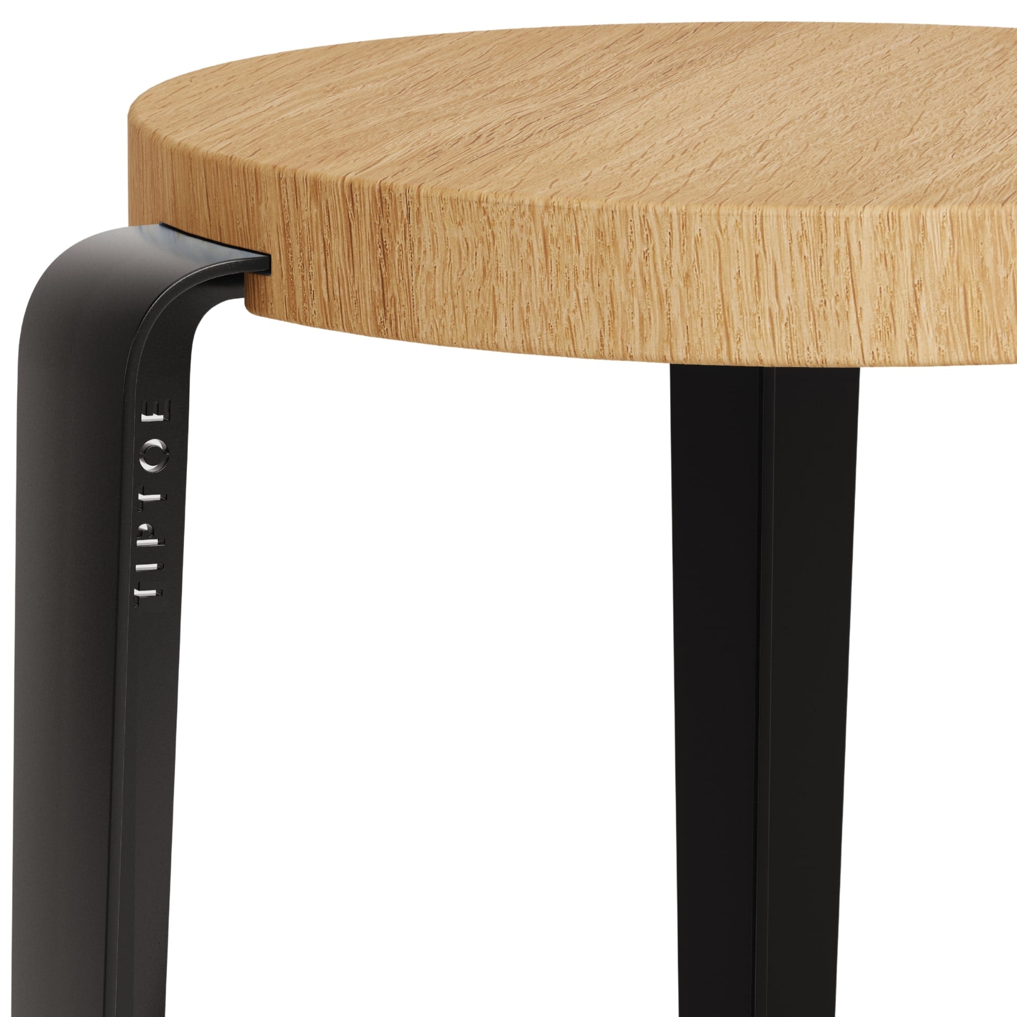 Zoom sur l’assise ronde en chêne naturel et la structure en acier noir du tabouret Lou Tiptoe, logo gravé sur la jambe.