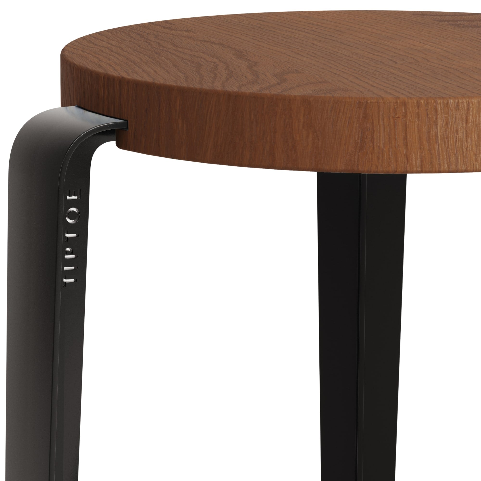 Zoom sur l’assise ronde en chêne teinté et la structure en acier noir du tabouret Lou Tiptoe, logo gravé sur la jambe.