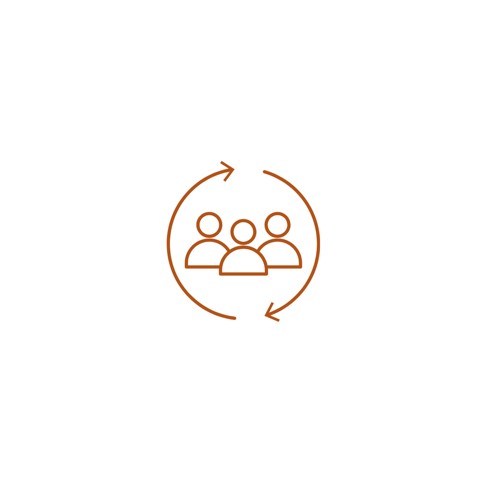 Icône de 3 personnes entourées de deux flèches circulaires orange, illustrant une perte d’attractivité ou de fréquentation