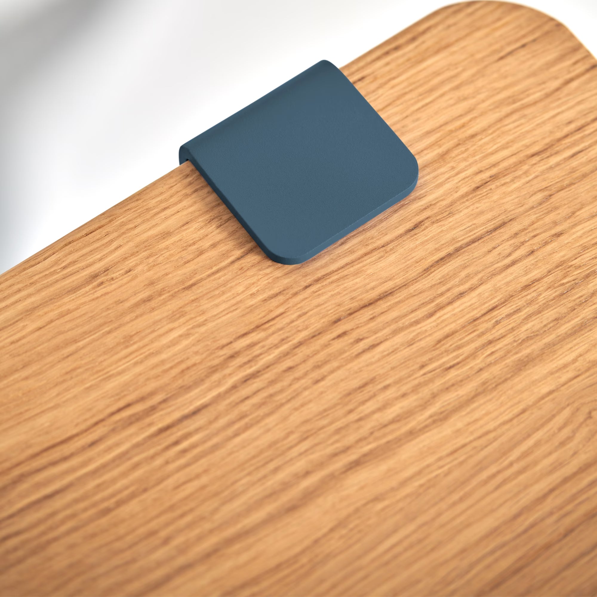 Gros plan sur le plateau en bois massif avec fixation métallique bleu nuit, texture et détail visibles.