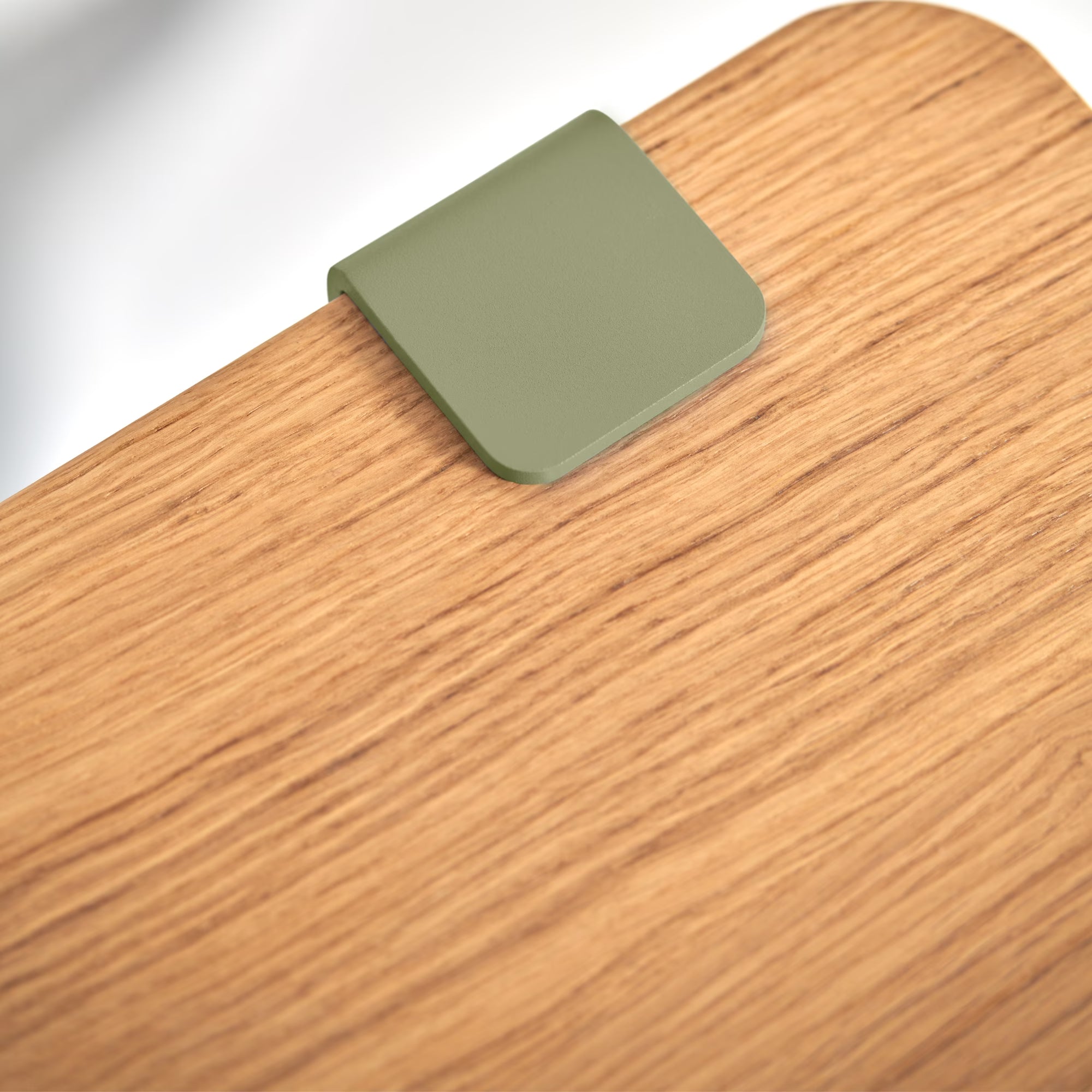 Gros plan sur le plateau en bois massif avec fixation métallique vert kaki, texture et détail visibles.