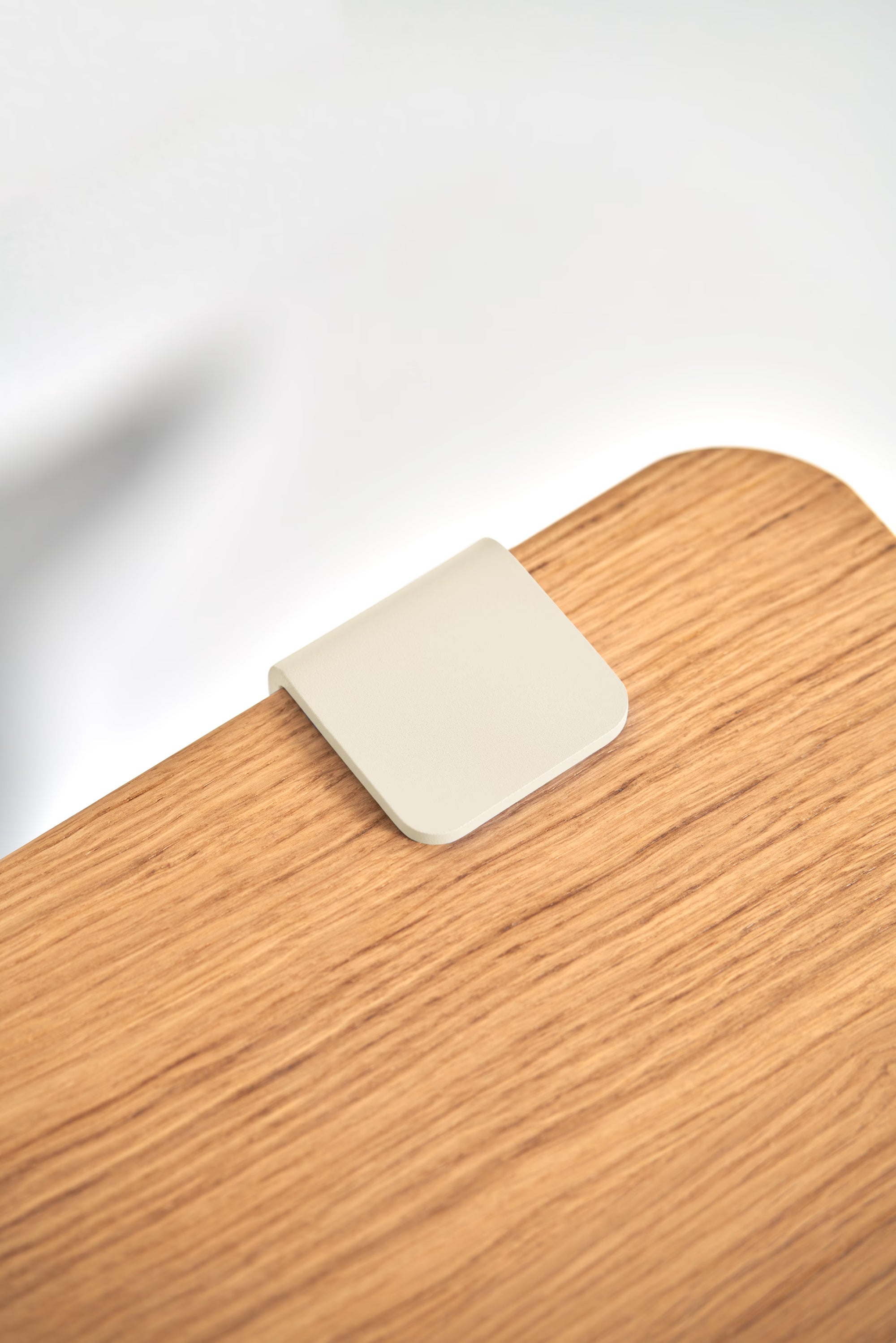 Gros plan sur le plateau en bois massif avec fixation métallique blanc crème, texture et détail visibles.