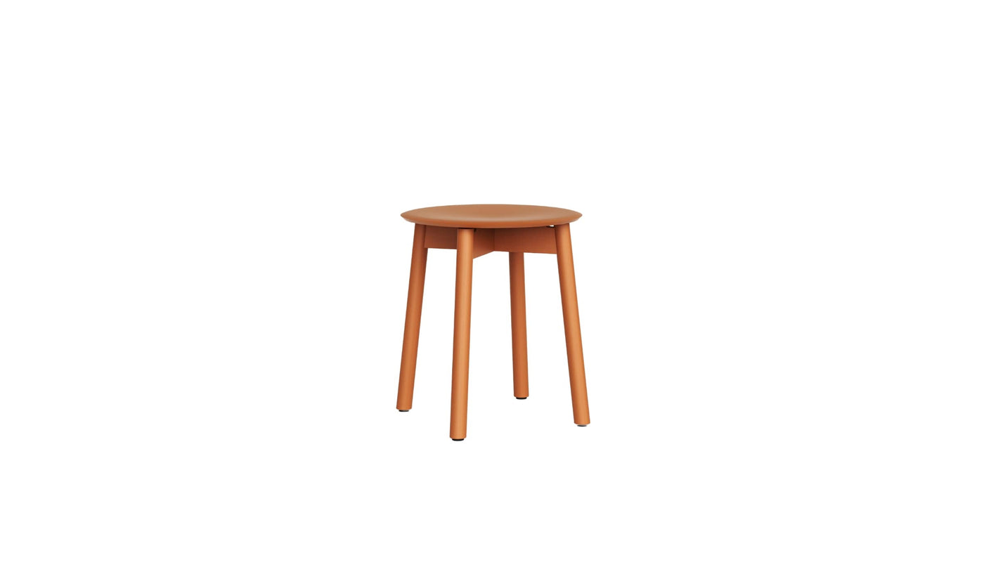 Tabouret en bois massif peint en rouge sur fond blanc, design minimaliste signé Tiptoe
