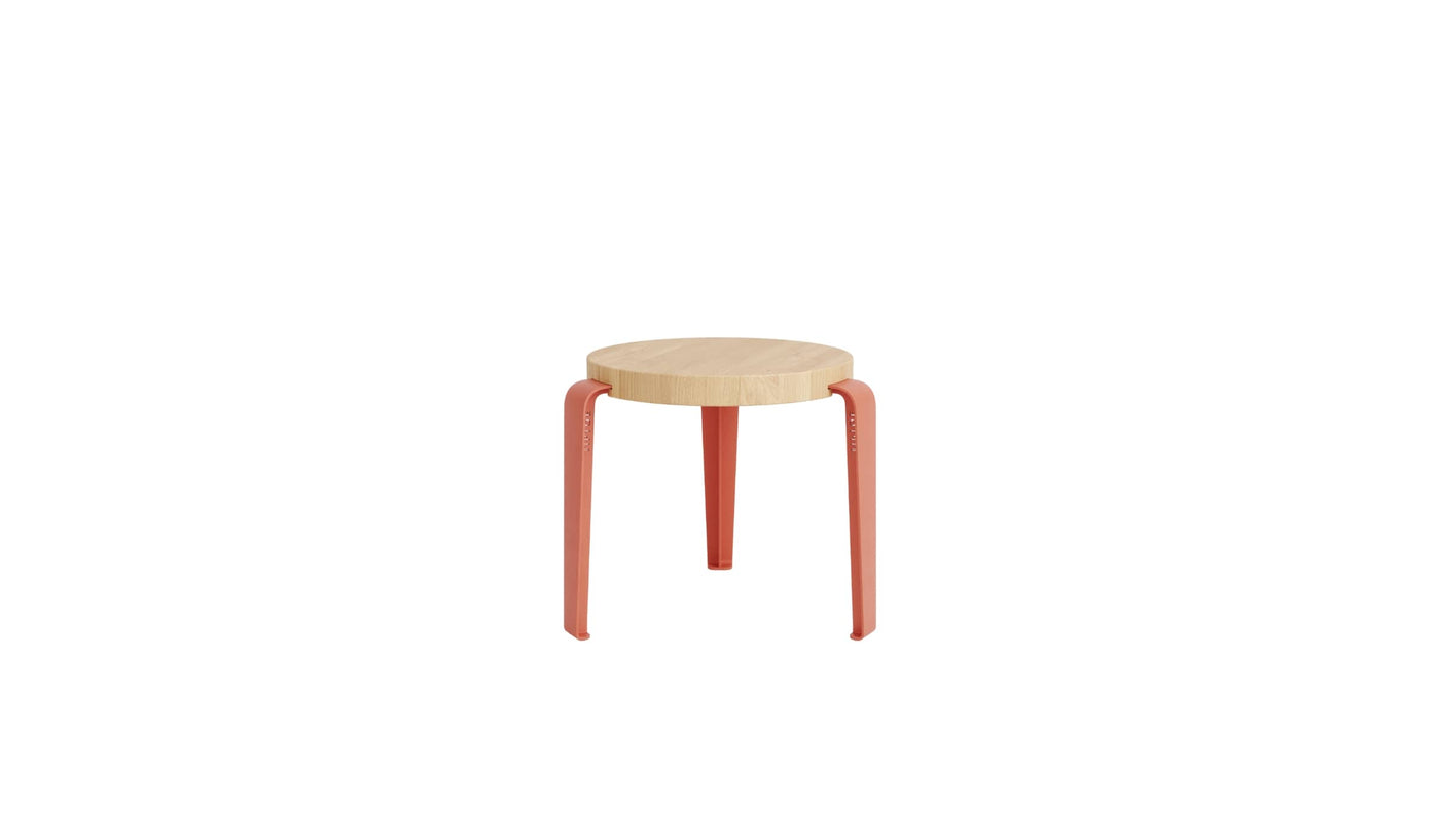 Tabouret enfant Tiptoe avec assise en bois clair et pieds rouges sur fond blanc