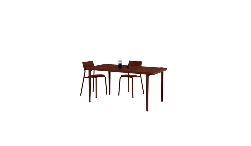 Ensemble de mobilier de jardin design, table rectangulaire et chaises en métal et plastique recyclé rouge brique Tiptoe.