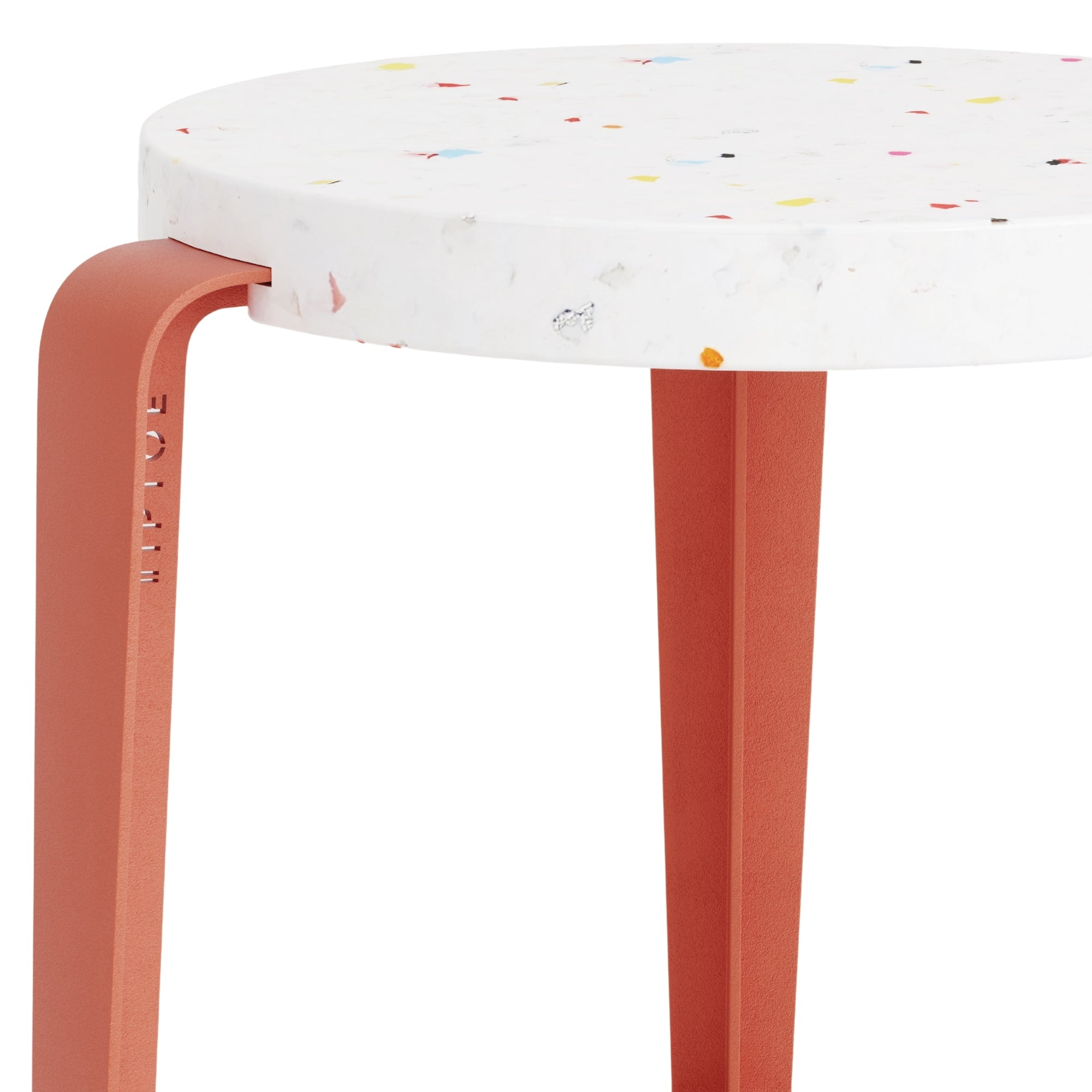 Détail d’un tabouret enfant Tiptoe en plastique recyclé blanc avec éclats colorés et pieds en acier rouge