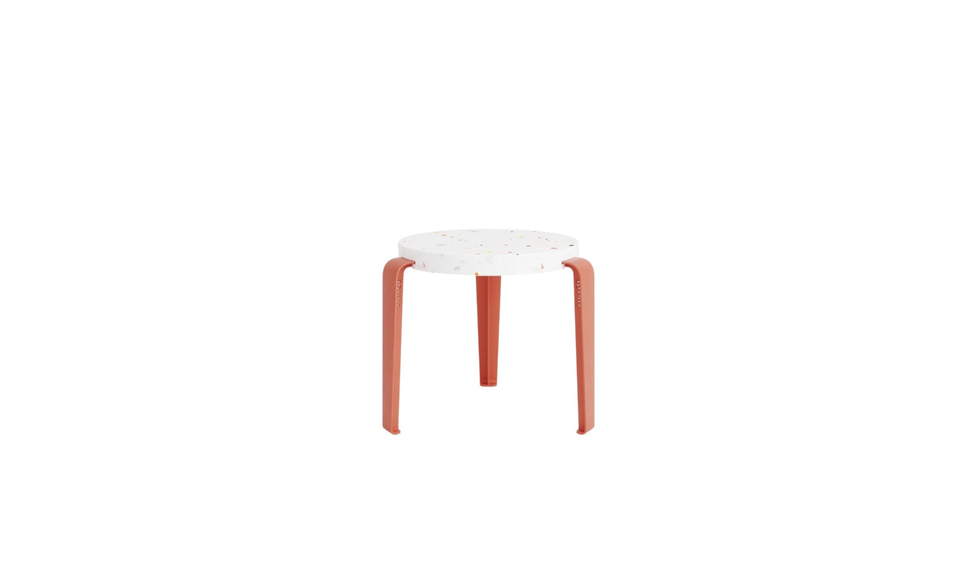 Tabouret enfant Tiptoe avec assise en plastique recyclé et pieds rouges sur fond blanc