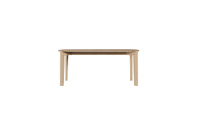 Vue de face de la table Soma 180 cm en chêne massif, piètement large et structure visible, 6 à 8 places, sur fond blanc