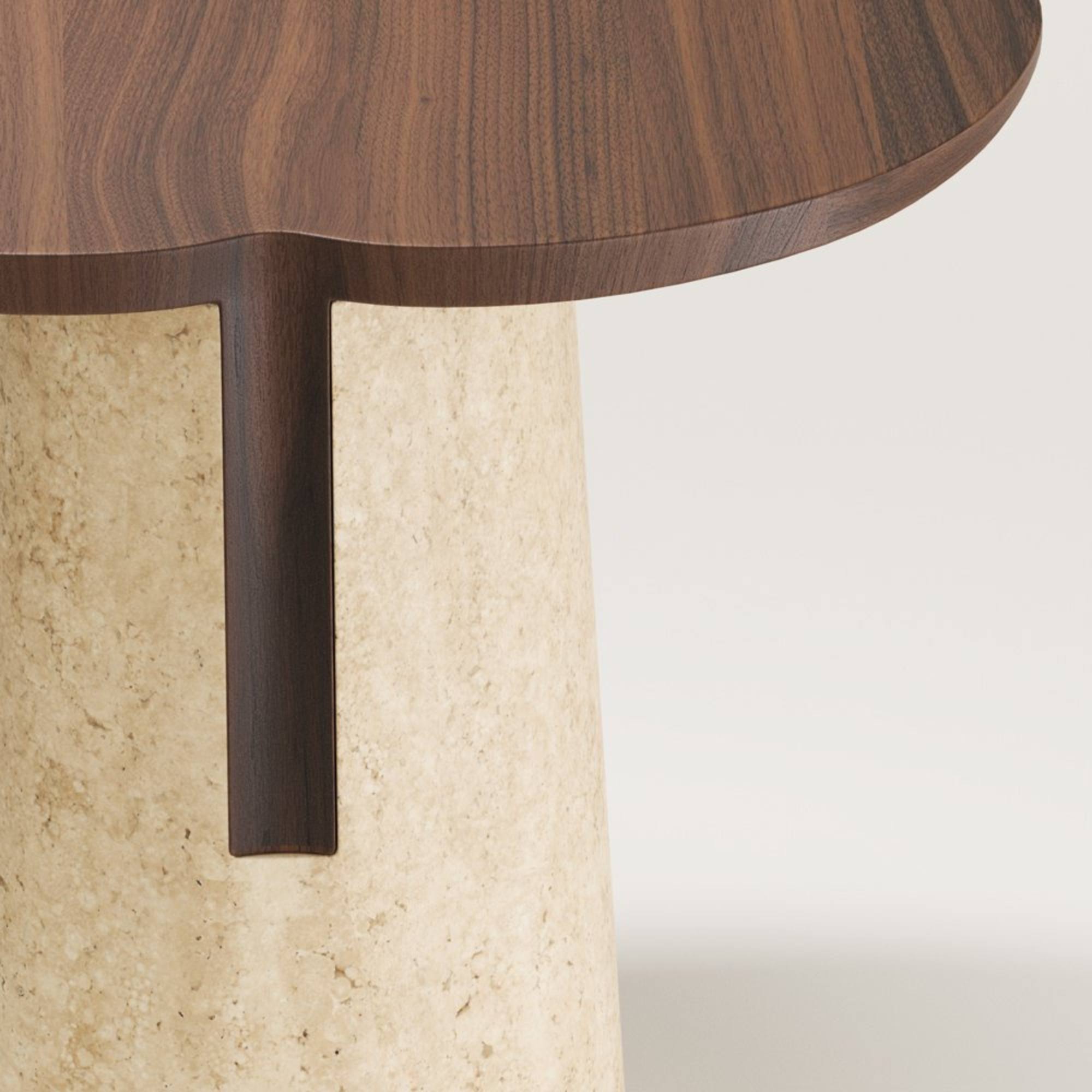 Détail du plateau en noyer et du pied en travertin de la table d’appoint Anchor. Design Wewood, vue rapprochée.