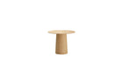 Vue de face de la table d’appoint haute Anchor en bois de chêne clair sur fond blanc