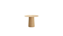 Vue de face de la table d’appoint haute Anchor en bois de chêne clair sur fond blanc