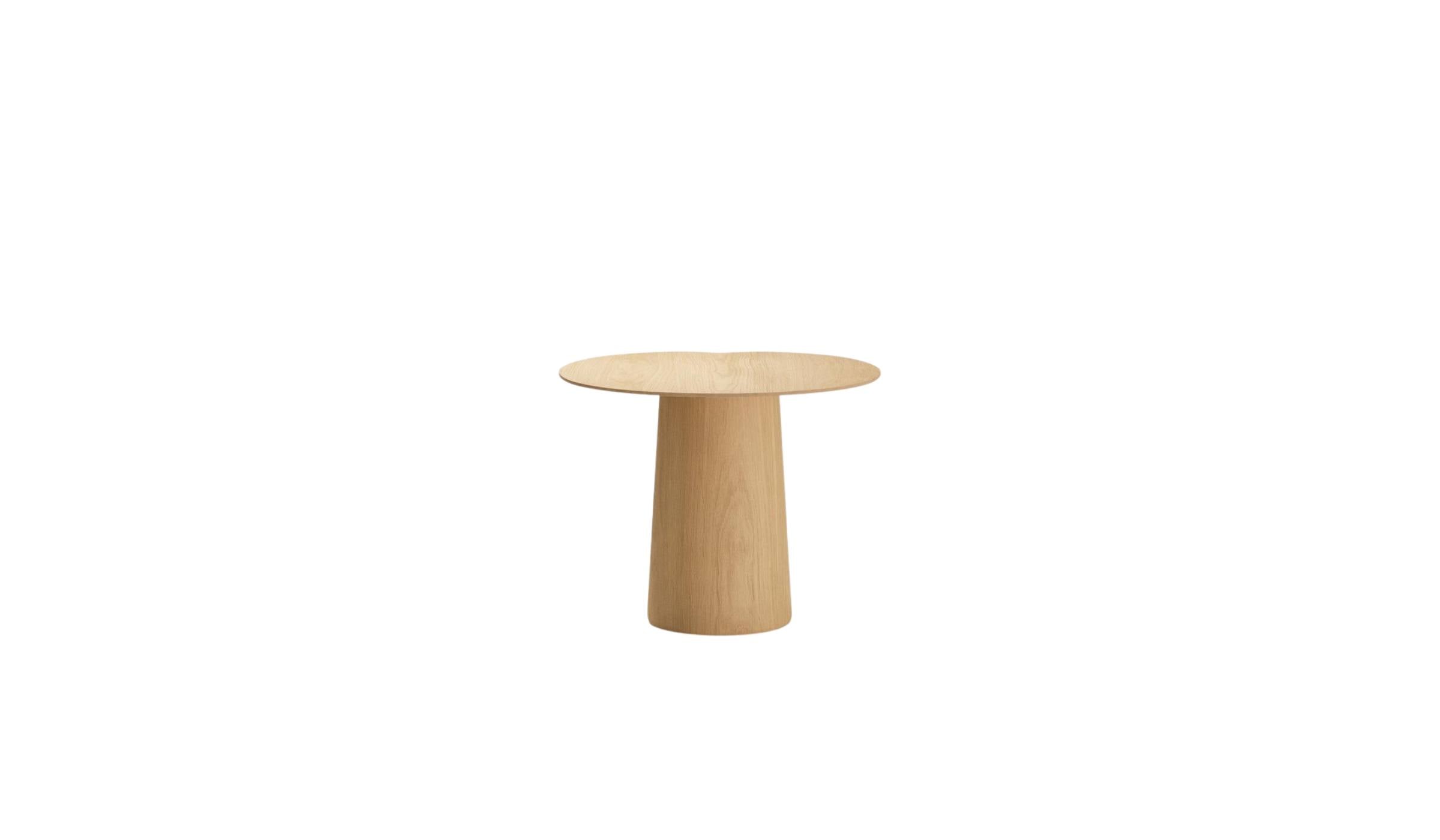 Vue de face de la table d’appoint haute Anchor en bois de chêne clair sur fond blanc