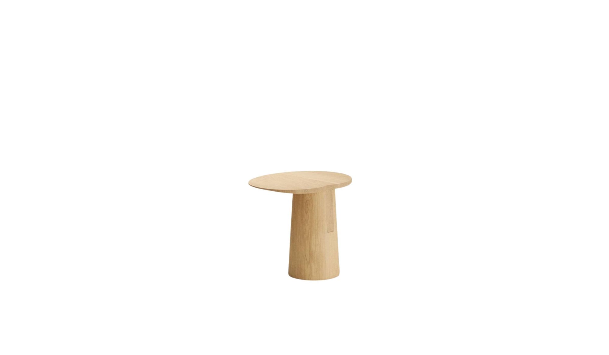 Table d’appoint Anchor en chêne, vue de trois quarts, plateau en bois massif et pied cylindrique sur fond blanc