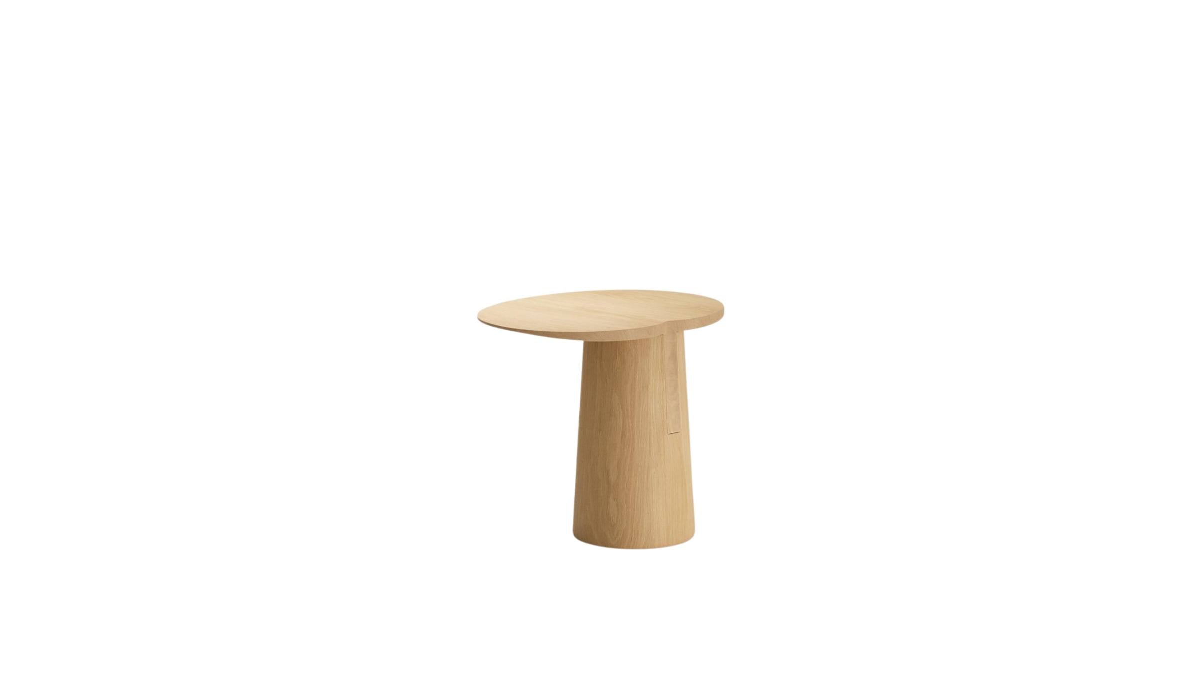 Vue en plongée de la table d’appoint haute Anchor, mettant en valeur le plateau circulaire en chêne