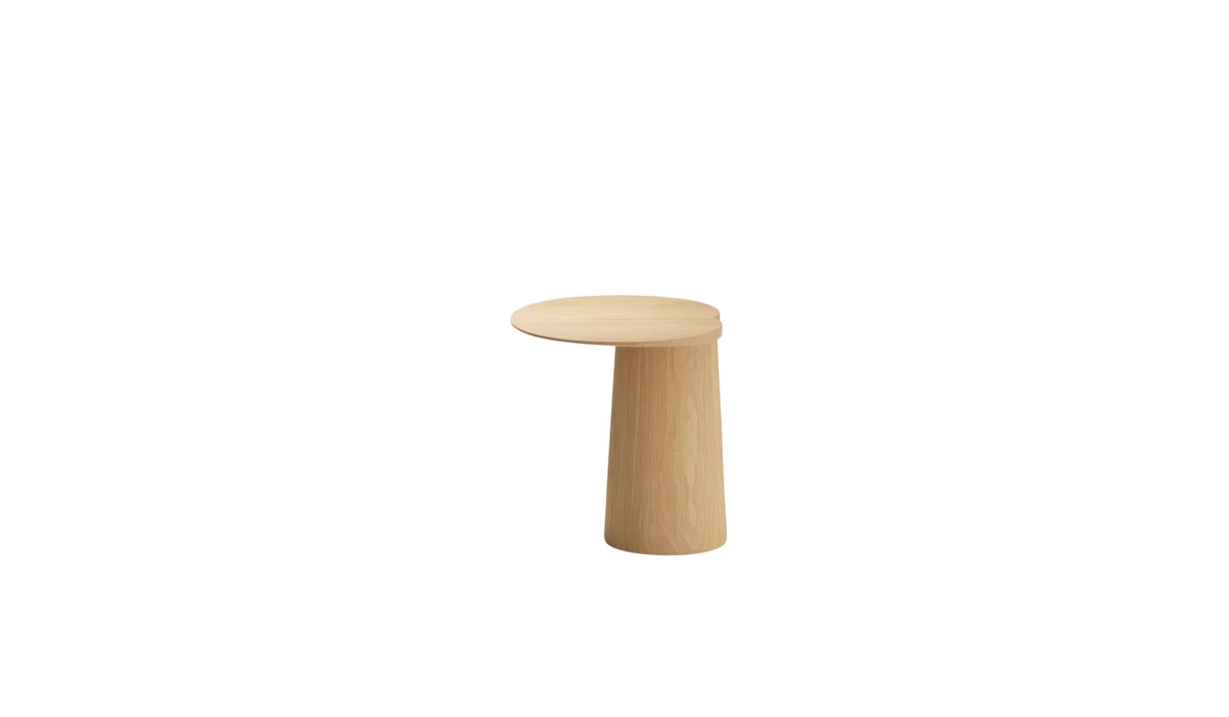 Vue latérale de la table d’appoint haute Anchor, silhouette élancée en bois massif