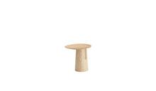 Table d’appoint design en travertin et chêne – vue en perspective sur fond blanc