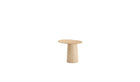 Table d’appoint Anchor vue 3/4, plateau en bois clair et base cylindrique en marbre sur fond blanc