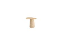 Table d’appoint Anchor vue 3/4, plateau en bois clair et base cylindrique en marbre sur fond blanc