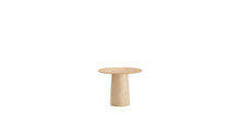 Table d’appoint Anchor en marbre travertin et chêne – vue frontale, plateau en bois clair et base cylindrique en pierre sur fond blanc