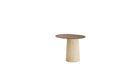 Vue en perspective de la table d’appoint haute Anchor, plateau noyer et pied en travertin