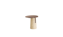 Vue 3/4 arrière de la table Anchor haute, noyer et travertin, contraste subtil entre bois et pierre