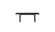 Table d'appoint Rigoles de WeWood en chêne brun, vue de face sur fond blanc, piètement géométrique et plateau incurvé