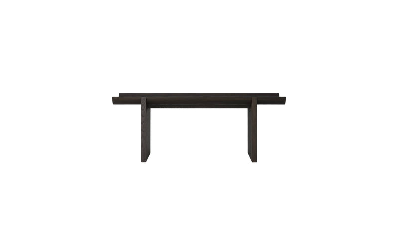 Table d'appoint Rigoles de WeWood en chêne brun, vue de face sur fond blanc, piètement géométrique et plateau incurvé