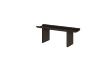 Table d'appoint Rigoles de WeWood en chêne brun, design organique avec plateau sculpté, vue de trois quarts sur fond blanc